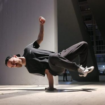 Alessandro Oliva in arte Boogaloo Alì nato a Taranto inizia a praticare la danza hip hop a quindici anni come autodidatta e street dancer di hip hop old school... In seguito grazie alla vittoria di numerose borse e concorsi come ballerino perfeziona le sue basi con maestri del panorama internazionale... Affacciandosi anche ad altri stili di danza come classico e contemporaneo lavora come ballerino per compagnie di musical tra cui "Romeo e Giulietta" versione italiana...vincitore di finali nazionali